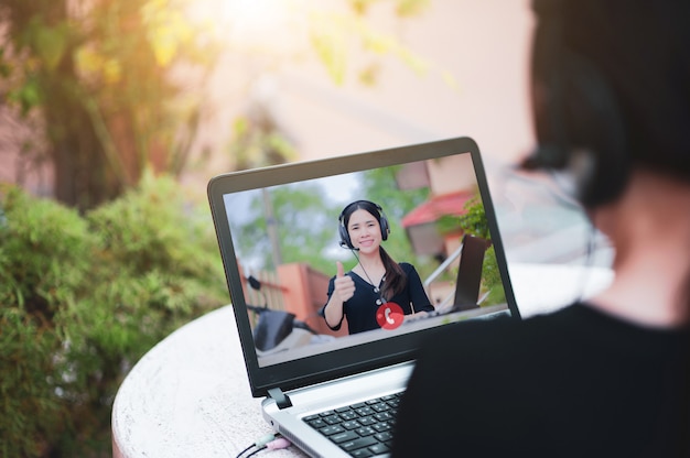 Suporte de call center para mulheres que trabalham em casa, novo dispositivo de tecnologia normal