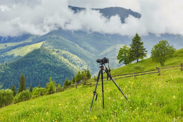 Suporte de câmera digital profissional Dslr em tripé fotografando montanha Céu azul e paisagem de nuvens