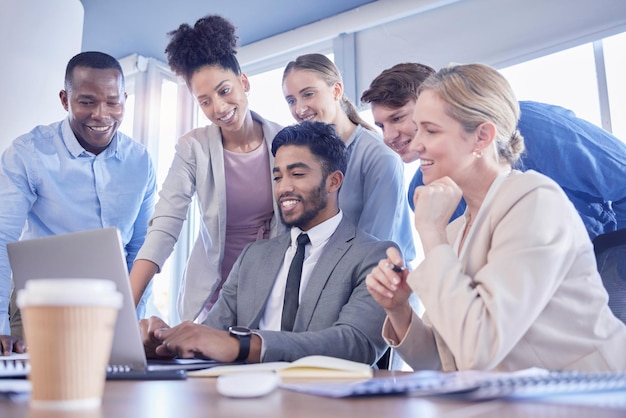 Suporte de laptop e equipe de pessoas de negócios em reunião para planejamento ou estratégia de colaboração no escritório Grupo de diversos funcionários que compartilham ideias no trabalho em equipe no computador para plano de projeto de cronograma