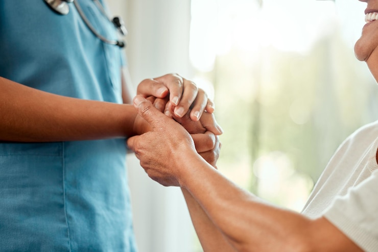 Foto suporte de mão e enfermeira com mulher para ajuda em instalação de vida assistida para exame de saúde cuidador médico e de saúde feliz com paciente idosa para conforto, empatia ou gratidão