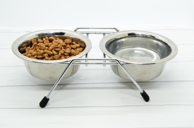 Suporte de metal para duas tigelas para comida de cachorro e água.