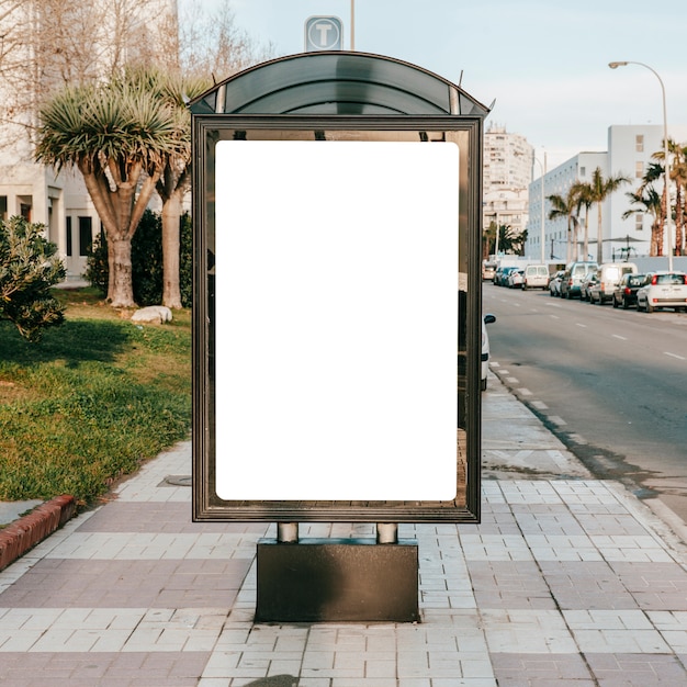 Foto suporte em branco vazio na parada de ônibus