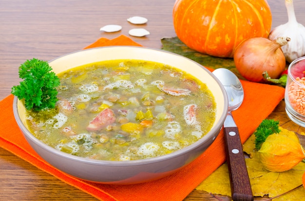 Suppe aus Kürbis, Linse und Wurst