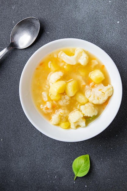 suppe blumenkohl gemüse frisch gericht gesunde mahlzeit essen snack auf dem tisch kopierraum essen