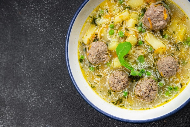 Suppe, Fleischkugeln und Gemüsekugeln, erstes Gericht, gesunde Mahlzeit, Snack auf dem Tisch