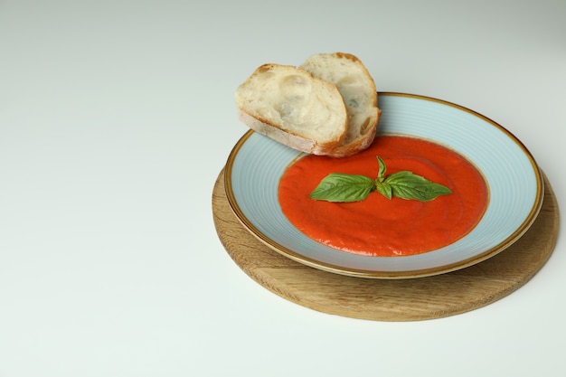 Suppe Gazpacho mit Brot auf weißem Hintergrund