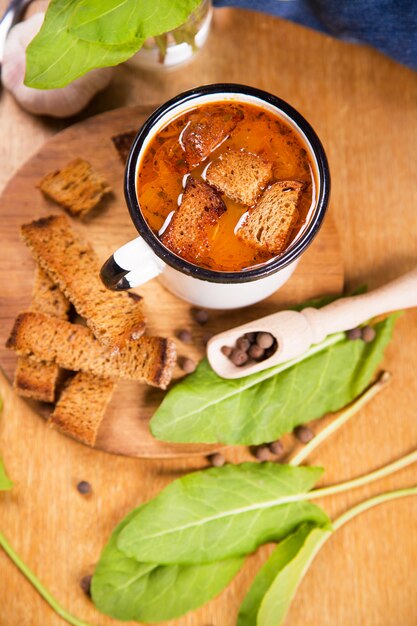 Suppe in weißer Tasse