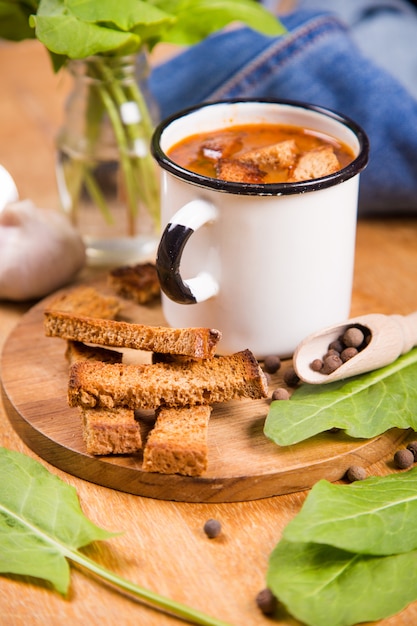 Suppe in weißer Tasse