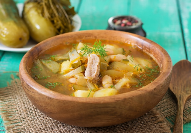 Suppe mit eingelegten Gurken und Bohnen nach ukrainischer Art
