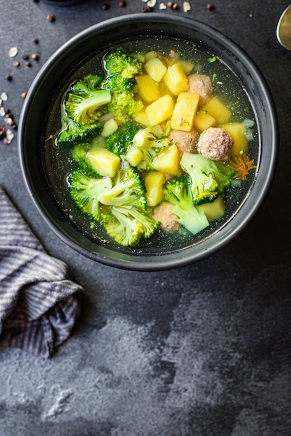 Suppe mit Fleischbällchen und Gemüse