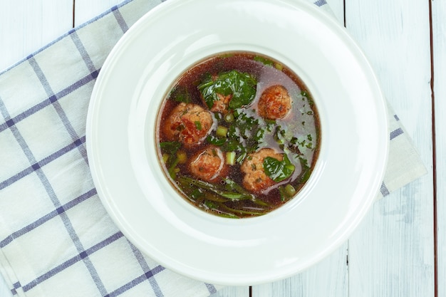 Suppe mit Fleischbällchen