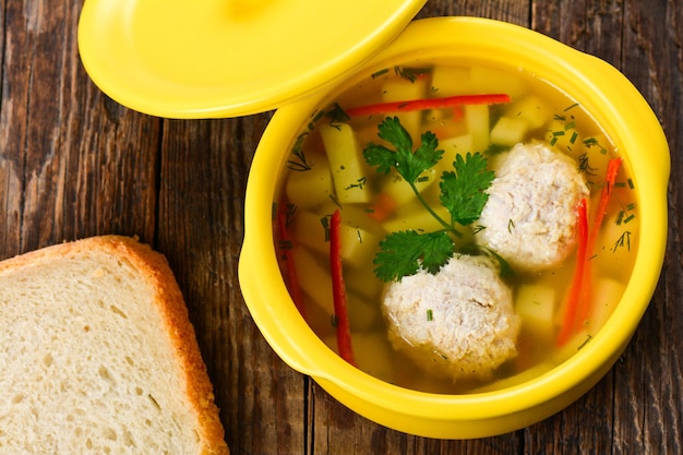 Suppe mit Frikadellen in einem Porzellantopf