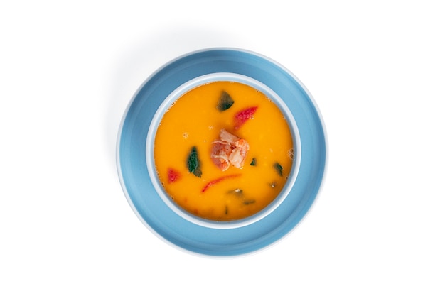Suppe mit Garnelen isoliert. Thailändische Suppe mit Meeresfrüchten. Thai Tom Yum Suppe.