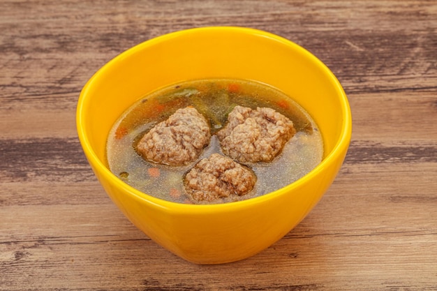 Suppe mit Gemüse und Fleischbällchen