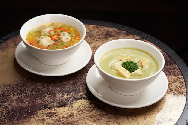 Suppe mit Hühnerfleischbällchen und Gemüse. Weißer Teller mit traditioneller jüdischer Passahgericht-Matze-Ballsuppe