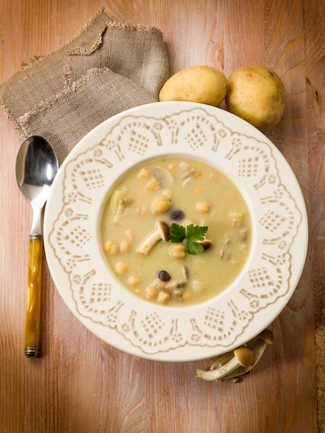 Suppe mit Kichererbsen, Pilzen und Kartoffeln, vegetarisches Essen