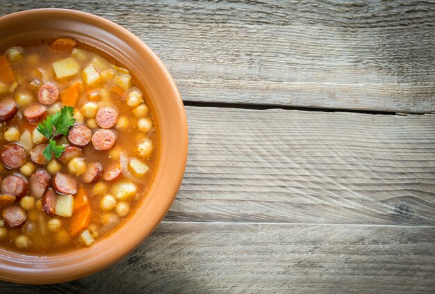 Suppe mit Kichererbsen und geräucherter Wurst