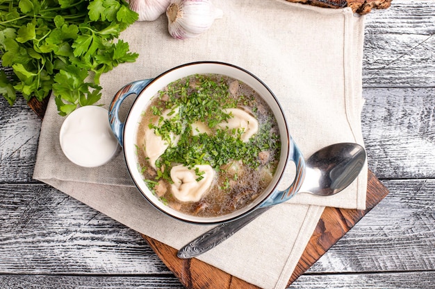 Foto suppe mit knödeln suppe mit hausgemachten knödeln auf weißem holzhintergrund