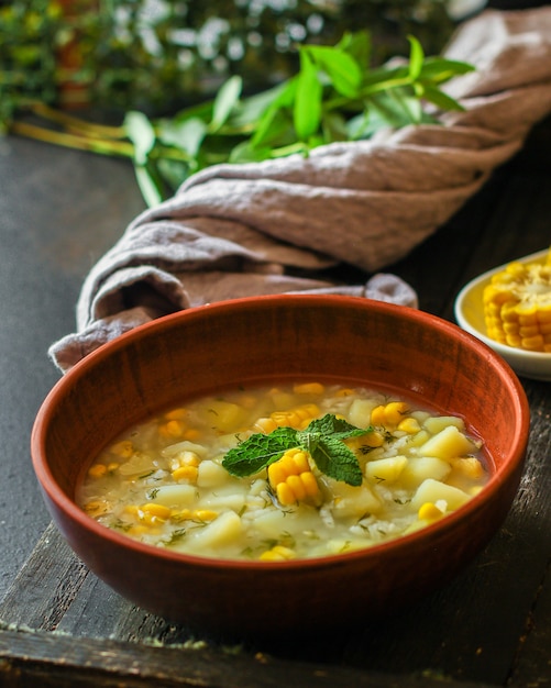 Suppe mit Mais und Gemüse (erster Gang, vegetarisches Gericht)