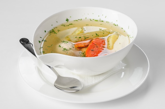 Suppe mit Putenfleischbällchen, Kartoffeln und Gemüse. selektiver Fokus