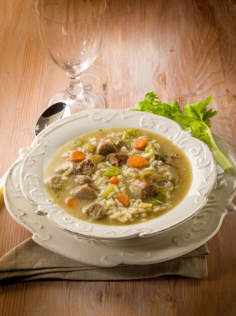 Suppe mit Reis und Wurst