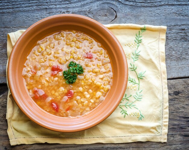 Suppe mit roten Linsen und Bulgur