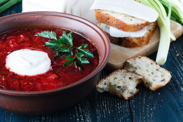 Foto suppe mit rüben. russischer traditioneller borschtsch