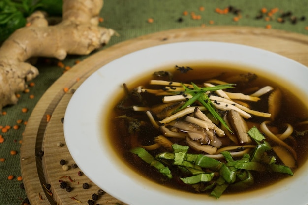 Suppe mit Shiitake, Miso und Gemüse auf einem Holzständer