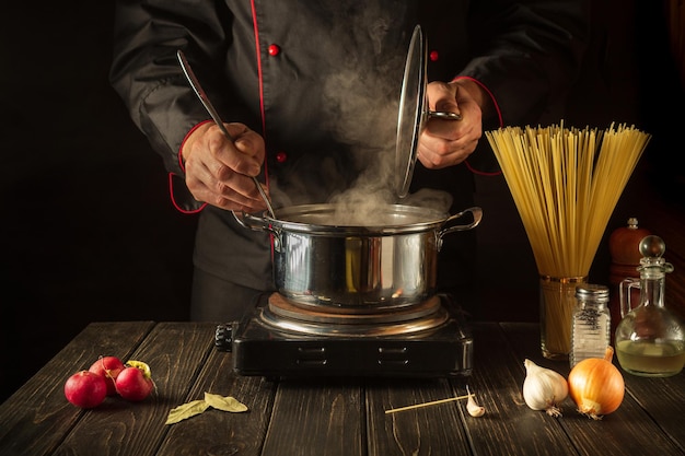 Suppe mit Spaghetti beim Zubereiten des Abendessens Kochen beim Kochen in der Küche Molekulargastronomie