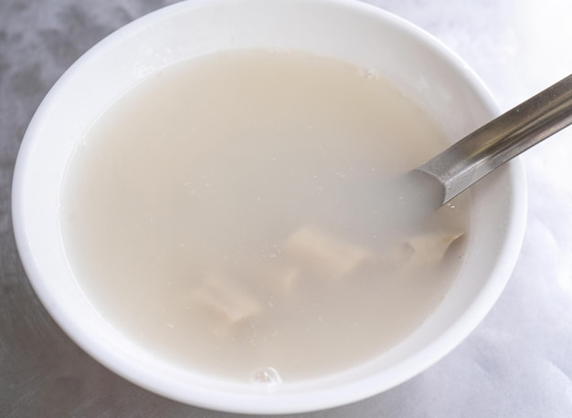 Suppe mit vier Stärkungsmitteln, vier Zutaten, Kräutergeschmackssuppe, taiwanesische köstliche Streetfood-Delikatesse mit Hiobs Tränen, Schweinedarm, Nahaufnahme, Kopienraum