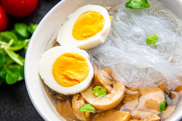 suppe reisnudeln funchose, ei, pilze Pho Bo köstlicher snack gesunde mahlzeit essen snack