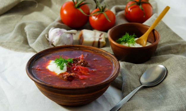 Suppe russisch, Borschtsch mit Rindfleisch und Sauerrahm