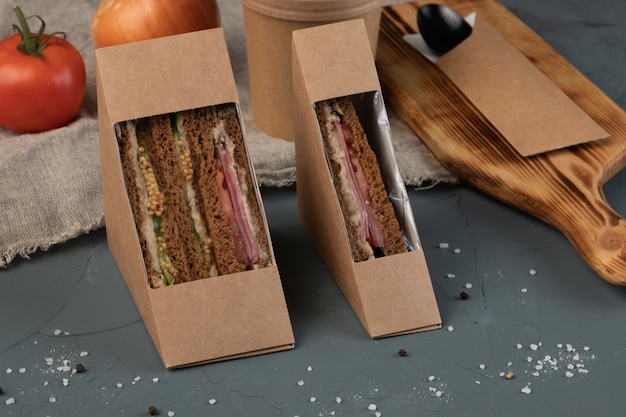 Suppe und Sandwiches in Öko-Verpackung