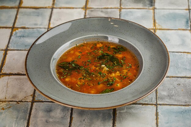 Suppe und schwarze Schüssel Frische Fischsuppe in Schüssel auf schwarzem Hintergrund