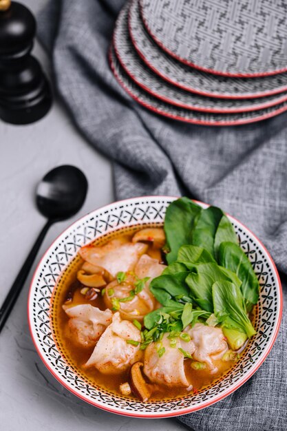 Suppen-Gyoza-Knödel mit Bokchoi in klarer Suppe