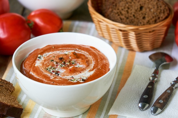 Suppenpüree mit gebackenen Tomaten in einer weißen Schüssel