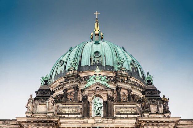 Foto suprema paróquia e colegiada igreja ou também chamada de catedral de berlin em um final frio de dia de inverno