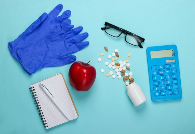 Suprimentos médicos, calculadora em um azul