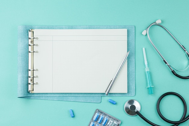 Suprimentos médicos e remédios na mesa