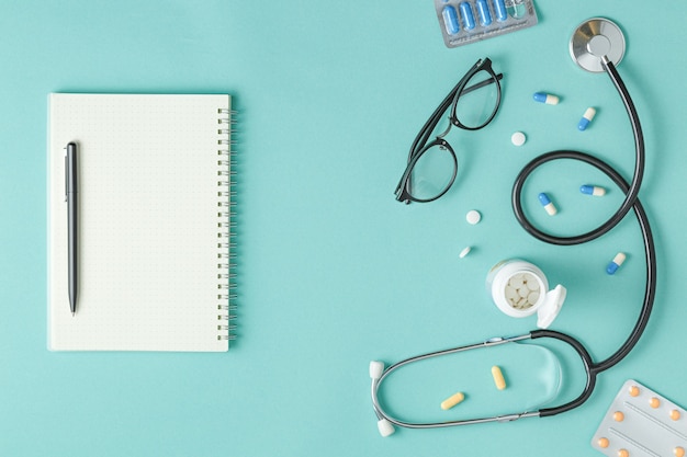 Suprimentos médicos e remédios na mesa