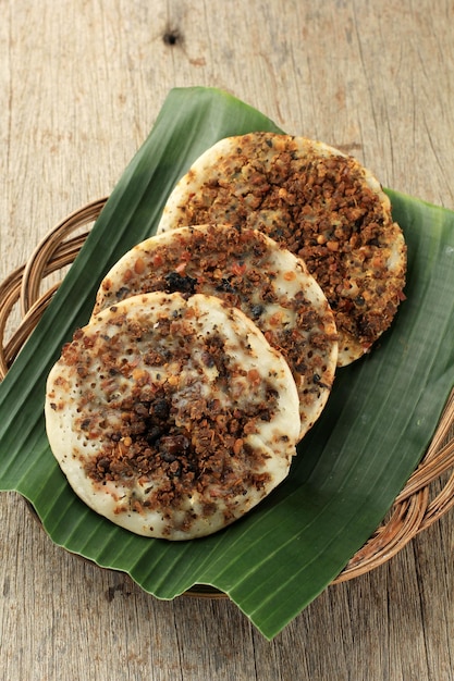 Foto surabi oncom traditioneller indonesischer pfannkuchen mit fermentierten oncom-sojabohnen