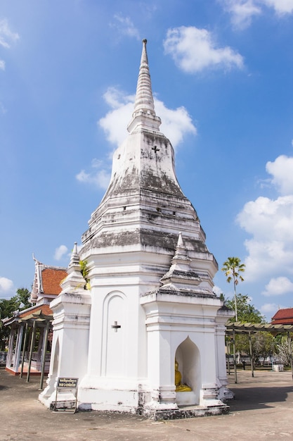 SURAT THANI TAILÂNDIA 24 de abril de 2016 Pogoad em Wat Phra Borommathat Chaiya Worawihan um antigo templo na província de Chaiya districtSurat Thani sul da Tailândia