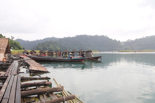 Surat Thani; Tailandia-13 de julio; 2014: La parada del barco cerca de la cabaña de heno en balsa en la presa Cheow Lan es antigua del descanso en Tailandia.