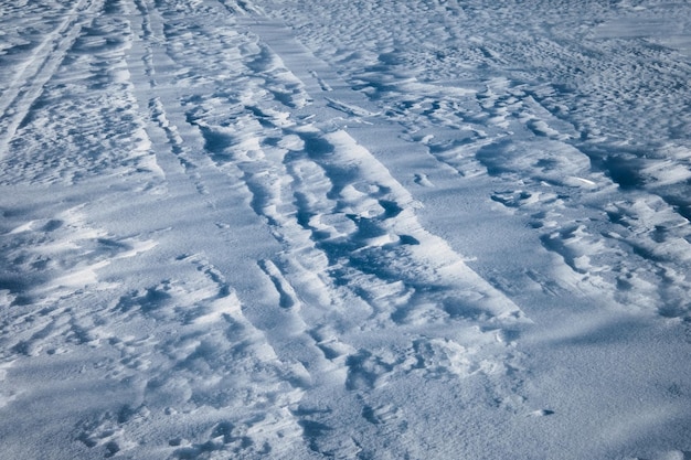 Surco en la colina nevada con fondo de patrón de viento que fluye