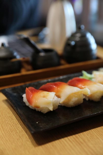 Surf clam nigiri sushi - estilo de comida japonesa em fundo de madeira