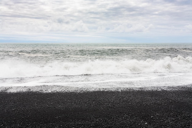 Surf do oceano na praia de Reynisfjara na Islândia