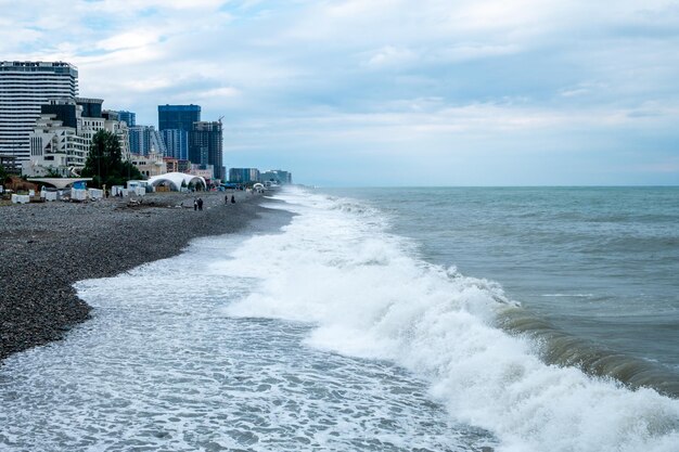 Foto surf e vista da cidade na costa