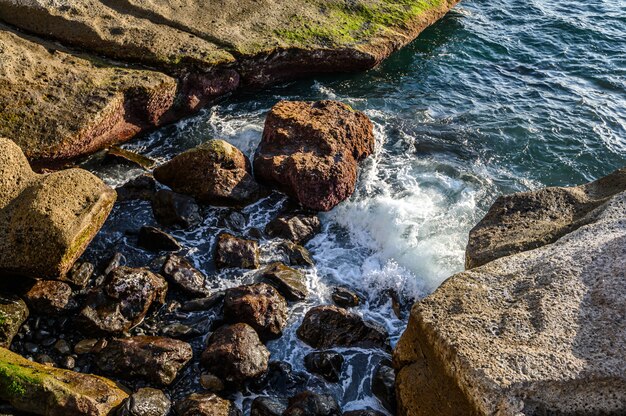 Surf del Océano Atlántico y la costa rocosa de la isla. Tenerife, Islas Canarias, España