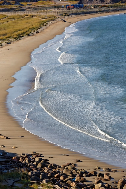 Surf, olas en la costa del mar de Barents en otoño en tiempo soleado. Península de Kola, Rusia.