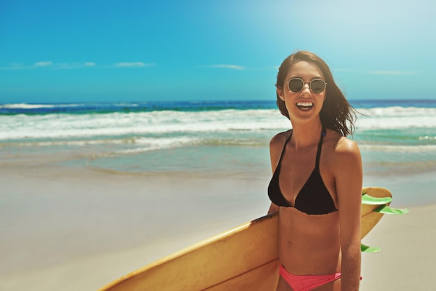 Foto el surf siempre la hace sonreír foto de una joven y sexy surfista en la playa